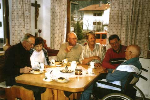 Foto: Dr. Jakob Mayer, der die Aufzeichnungen von Keith Bullock über den Absturz am Taschachferner weiter verfolgte, besuchte Keith im Jahr 2003 gemeinsam mit zwei ehemaligen Besatzungsmitgliedern der B17 in Mils.